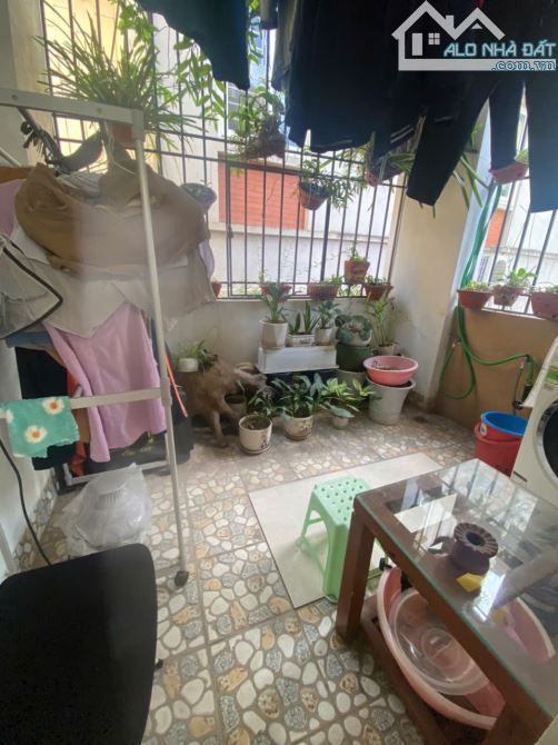 Bán nhà phố Cầu Giấy - 1 nhà ra ô tô - dt: 37m2. Nhà 3 tầng - giá chỉ: 9,3 tỷ - 2