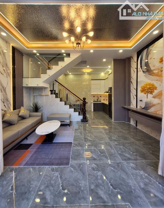 Nhà 3 tầng, ngang 5,5m * 18m, 4 phòng ngủ gần chợ Thạnh Xuân - 2