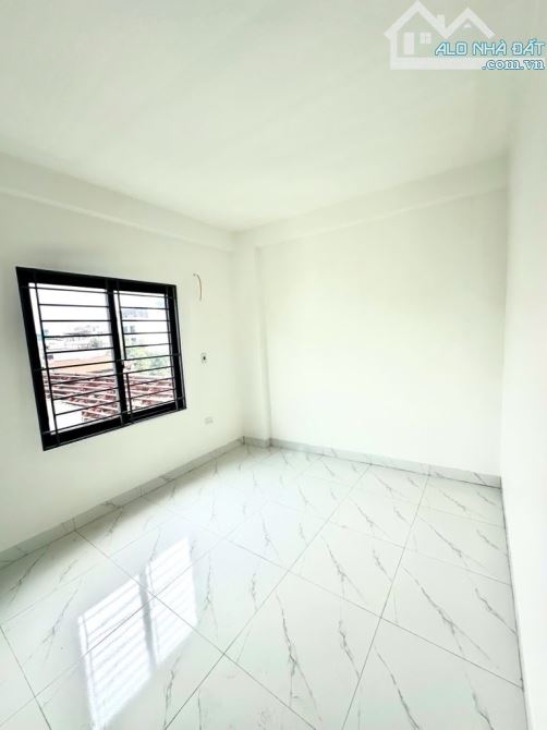 BÁN NHÀ PHẠM VĂN ĐỒNG 64 M2 XÂY 5 TẦNG GIÁ 9..X TỶ XÂY MỚI KOONG - 2