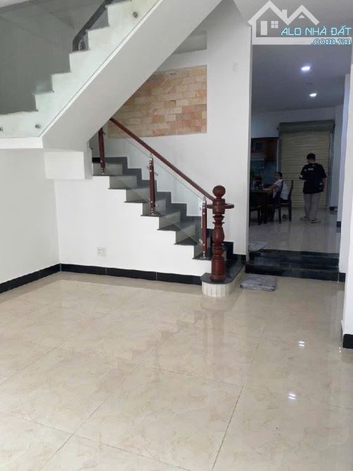 MẶT TIỀN ĐƯỜNG HUỲNH THỊ ĐỒNG ,VỪA Ở VỪA KINH DOANH..ĐƯỜNG NHỰA 2 XE TẢI NÉ NHAU. 3 TẦNG - 2