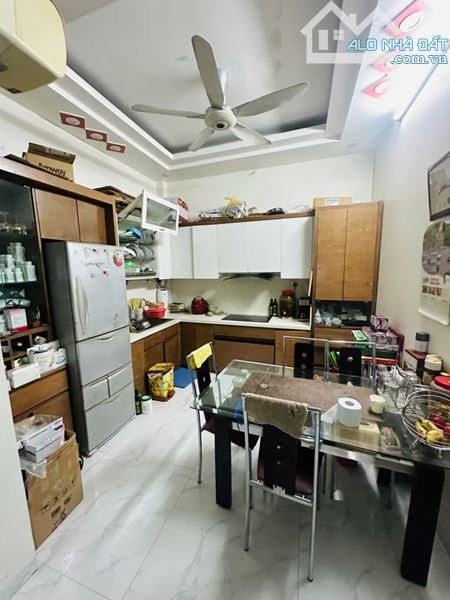 Bán nhà Hoàng Quốc Việt - Giá 6.5 tỷ. Nhà 5 tầng. Gần Trần Quốc Hoàn, Nguyễn Văn Huyên - 2