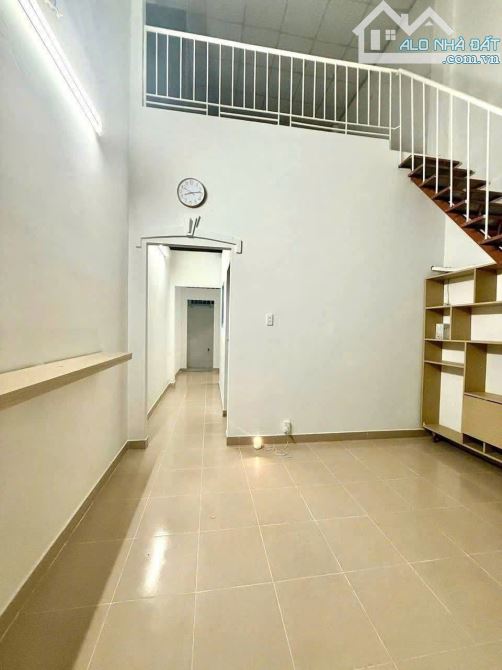 HẺM XE HƠI 1 TRỤC - NHÀ 2 TẦNG 50M2 MỚI Ở NGAY - CÁCH ĐƯỜNG BÙI CÔNG TRỪNG - ĐÔNG THẠNH VÀ - 2