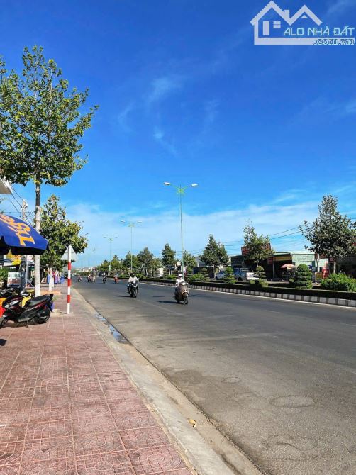 Bán 100m2 mặt tiền đại lộ Hùng Vương cạnh vòng xoay - 2