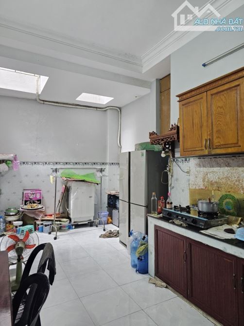 BÁN NHÀ GIÁ 8,3 TỎI, 128M2, 3 TẦNG MT ĐƯỜNG HT06, Q12. - 2