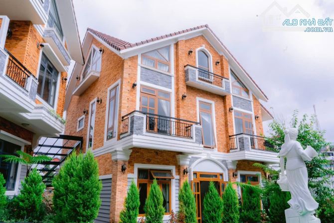 🏡Bán Biệt Thự Nghỉ Dưỡng Đà Lạt đường 3 Tháng 4, DT : 229m² ( 12x 21m ), 4 tầng 11 Phòng - 2