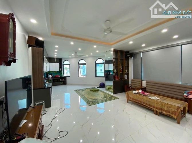 SIÊU PHẨM HOÀNG CÔNG KIẾN HƯNG LÔ GÓC 3THOANG PHÂN LÔ VỈA HÈ THANG MÁY KINH DOANH.50m/7T/1 - 2