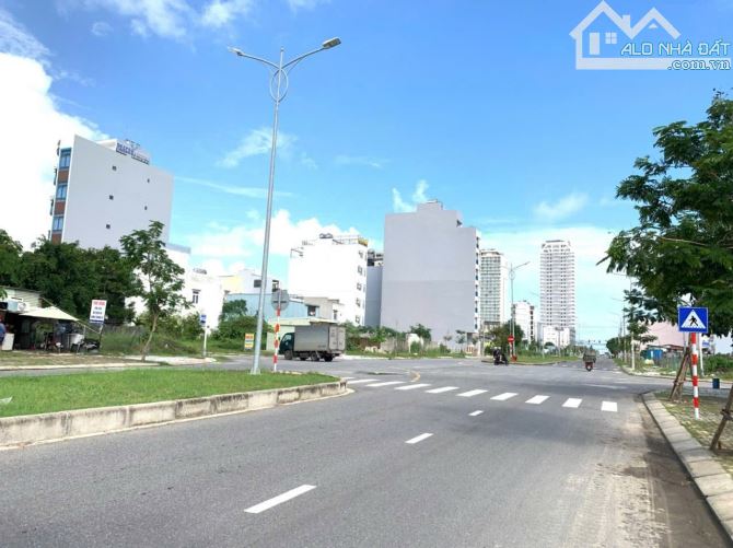 Bán 299m đất 3 mặt tiền đường Phó Đức Chính Sát đường Vương Thừa Vũ gần Biển Ngang 14m - 2