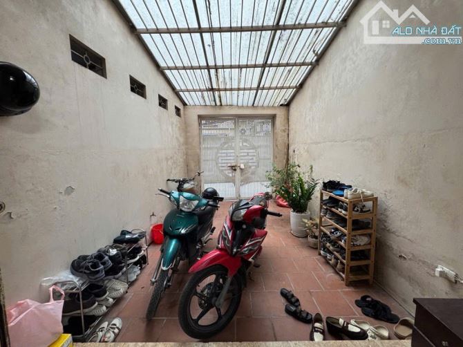 BÁN NHÀ KHU PHÂN LÔ ĐẠI HỌC BÁCH KHOA, KINH TẾ QUỐC DÂN - 80M2 - GARA OTO - SỔ VUÔNG - 2