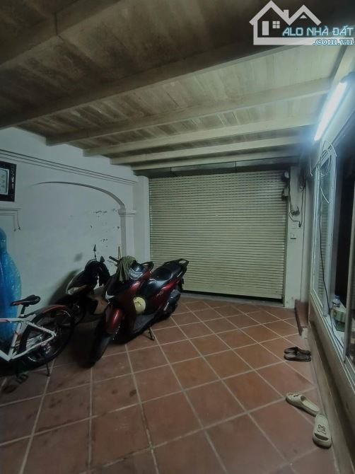 Bán đất tặng nhà 6 tầng,DT 75m2, dân xây chắc chắn, có ô chờ thang máy, cách phố 10m - 2