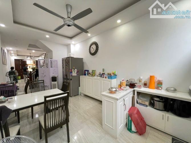 BÁN GẤP NHÀ TRUNG TÂM BỒ ĐỀ - 58M - Ô TÔ ĐỖ CỬA - FULL NỘI THẤT CAO CẤP - 2