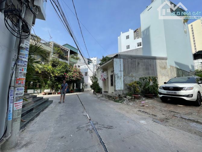 Nhà khu phố tây tp nha trang cách đường nguyễn thiện thuật chỉ 20m đường ô tô né nhau - 2