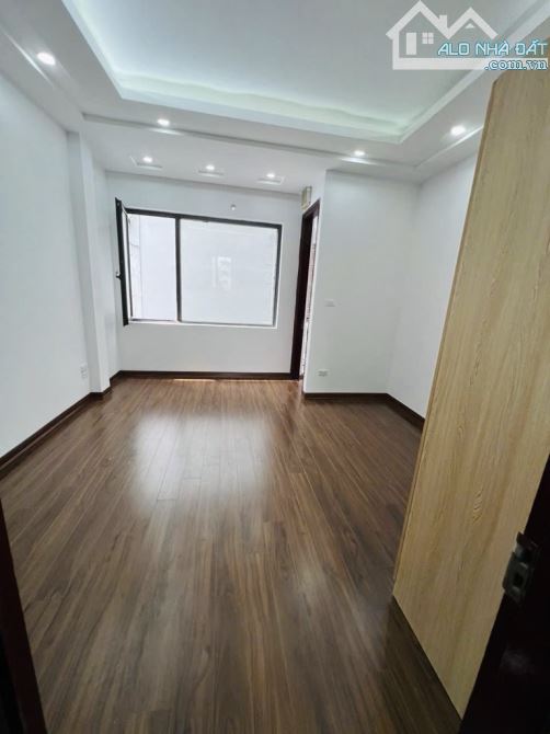 NHÀ DÂN XÂY VIỆT HƯNG 5 TẦNG- 2 NHÀ RA PHỐ - GARA Ô TÔ . 10.8 TỶ - 2