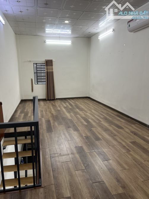 Cho thuê nhà trệt gác suốt gần chợ Bến Thành Q1 - 2