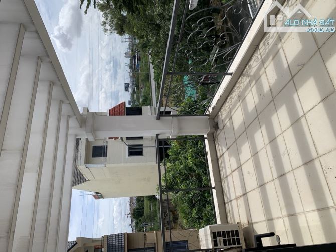 TRUNG TÂM QUẬN 9- BIỆT THỰ SÁT GLOBAL CITY -168M2( 8mx21m) - 3 TẦNG - 2