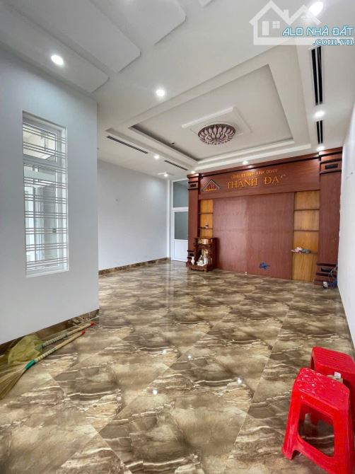 NHÀ 1 TRỆT 3 MÊ + TẦNG HẦM ĐƯỜNG LÝ CHÍNH THẮNG - KHU METRO - 2
