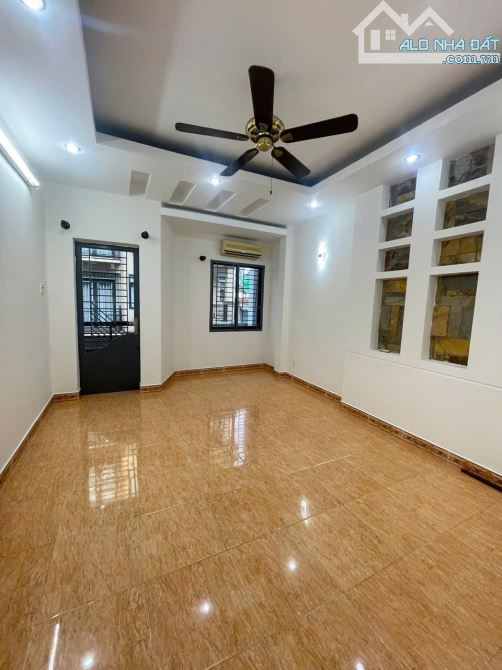Bán gấp nhà riên hẻm nhựa 7m thông. 5 tầng 4x17. Khu V.I.P Bàu Cát Tân Bình. Chỉ 11,9 - 2