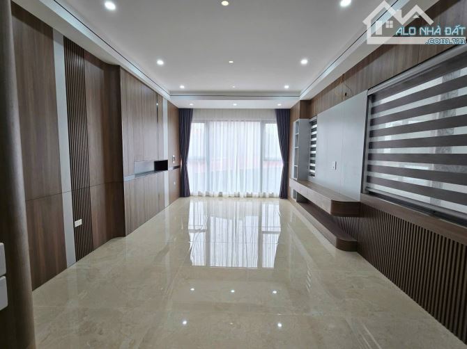 Bán nhà Nguyễn Văn Linh, Long Biên mặt ngõ ô tô, ô tô vào nhà, giá chào 11.5 tỷ,  6tầng - 3