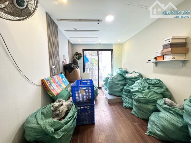Nhỉnh 8 tỷ có nhà siêu đẹp 5m ra mặt phố Chính Kinh Thanh Xuân 5 tầng 33m2 đủ nội thất ở - 3
