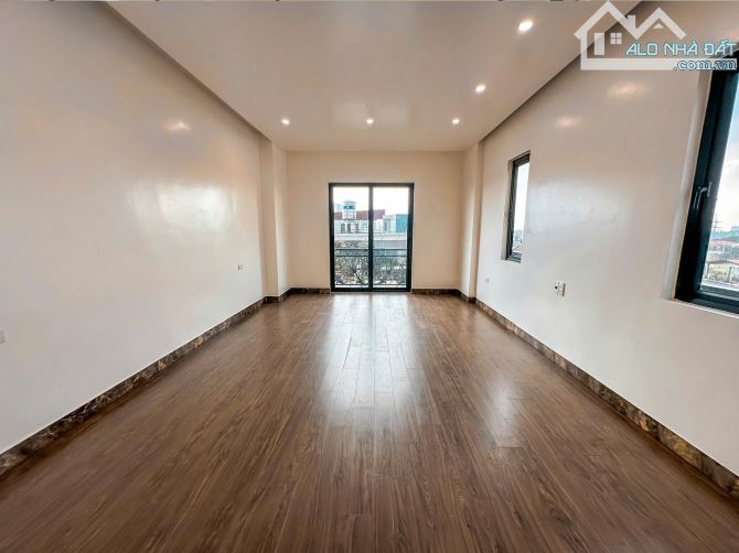 Bán nhà 6 tầng độc lập lô góc mặt đường Đông Khê - 3