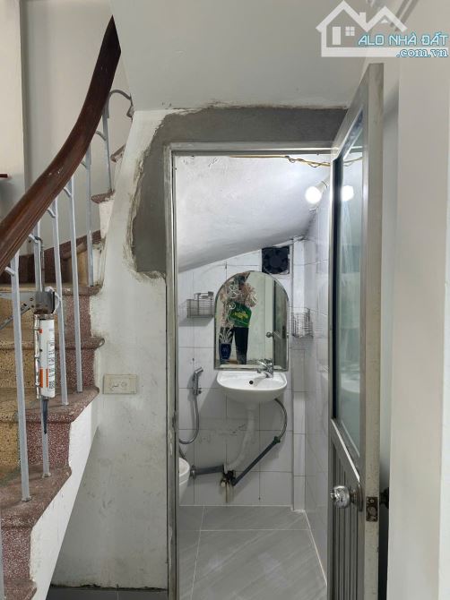 Cho thuê nhà nguyên căn ngõ 147 Tân Mai, 35m² x 3 tầng, gồm 3 phòng ngủ, 2 vệ sinh. 9 - 3