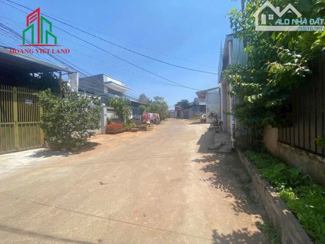 Đất tặng nhà C4 hẻm 78 Y Moan, P. Tân Lợi, BMT. ——- - Diện tích: 10 × 25,7m (257,8m²) - Th - 3