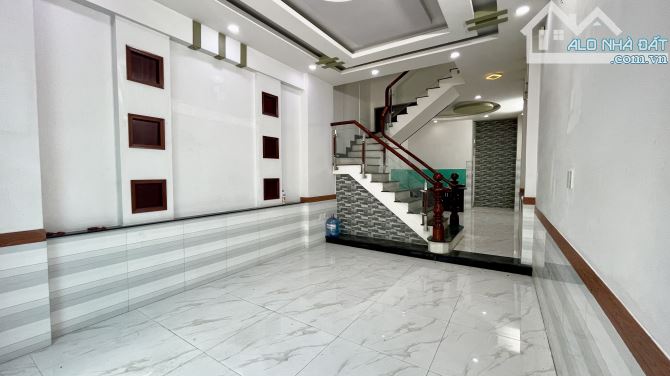 Cho thuê nhà 4x18 đúc 3lầu st 5pn 5wc - khu phân lô - 3