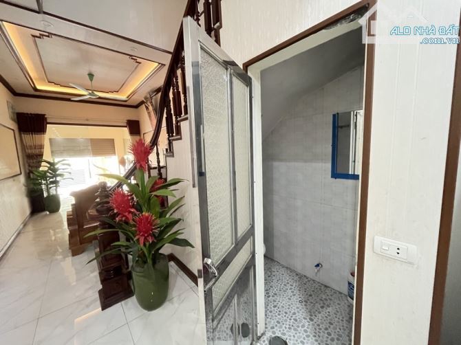 MUA ĐẤT TẶNG NHÀ 3 TẦNG 48M. ĐẸP LUNG LINH NHƯ HOA HẬU .CHỈ VIỆC KÉO VALI VỀ Ở - 3