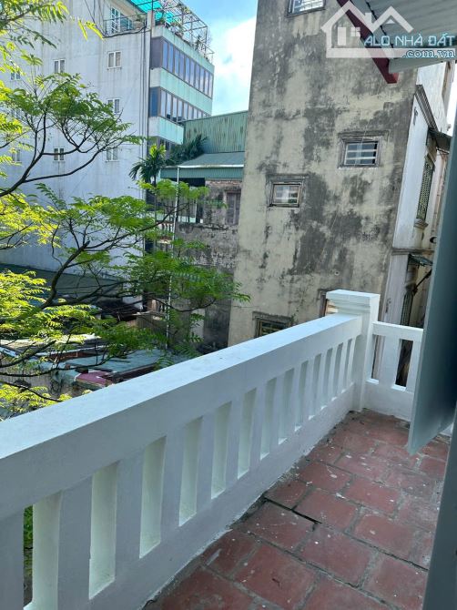 Cho thuê nhà nguyên căn ngõ 147 Tân Mai, 35m² x 3 tầng, gồm 3 phòng ngủ, 2 vệ sinh. 9 - 4