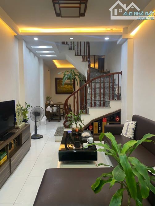 Bán nhà phố Cầu Giấy - 1 nhà ra ô tô - dt: 37m2. Nhà 3 tầng - giá chỉ: 9,3 tỷ - 4