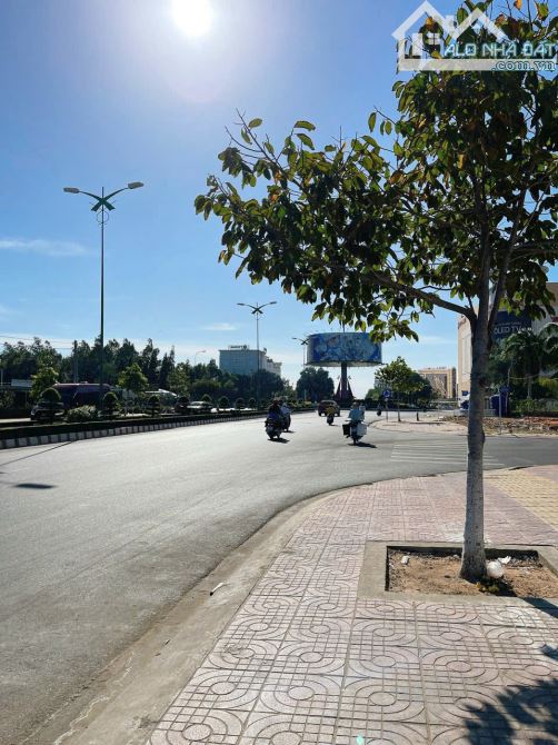 Bán 100m2 mặt tiền đại lộ Hùng Vương cạnh vòng xoay - 4
