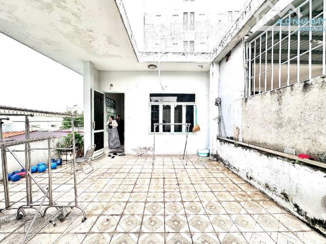 BÁN ĐẤT TẶNG NHÀ- HXH PHẠM VĂN BẠCH- TÂN BÌNH- DT 97M2- .NGANG HIẾM 5.2M-3 TẦNG - 4