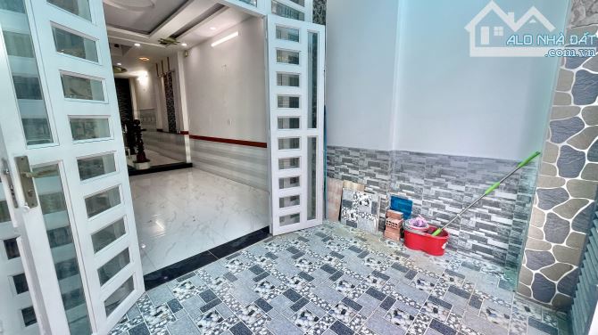 Cho thuê nhà 4x18 đúc 3lầu st 5pn 5wc - khu phân lô - 4