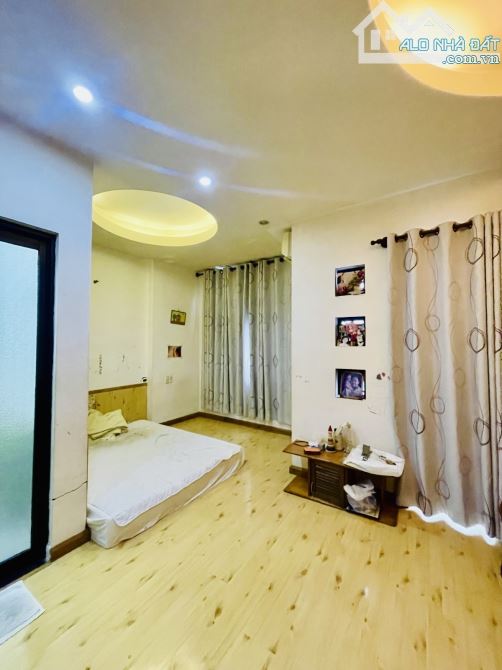 NGAY TRỤC THỐNG NHẤT -  3 TẦNG - NGANG 5.1M - DÀI 12,5 -  HẺM XE HƠI NGỦ TRONG NHÀ - 6 PHÒ - 4