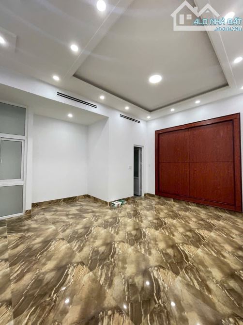 NHÀ 1 TRỆT 3 MÊ + TẦNG HẦM ĐƯỜNG LÝ CHÍNH THẮNG - KHU METRO - 4