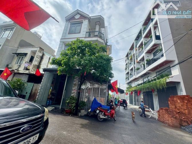 Cặp Nhà Phố Siêu Đẹp !! TX25 vào 50m - DT 4M x 19M ( 4 Phòng Ngủ - Sân Xe Hơi ) - 5