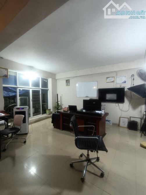 Bán đất tặng nhà 6 tầng,DT 75m2, dân xây chắc chắn, có ô chờ thang máy, cách phố 10m - 5