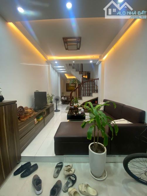 Bán nhà phố Cầu Giấy - 1 nhà ra ô tô - dt: 37m2. Nhà 3 tầng - giá chỉ: 9,3 tỷ - 6