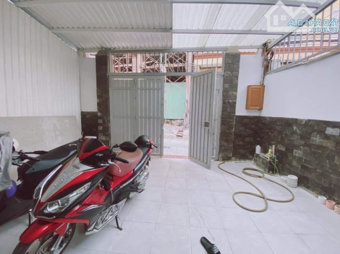 Bán Gấp nhà đường Quốc Lộ 13 - 100m² ( 5.4m x 19m ) - Hẻm xe hơi - Nhỉnh 9 tỷ xíu xíu - 6