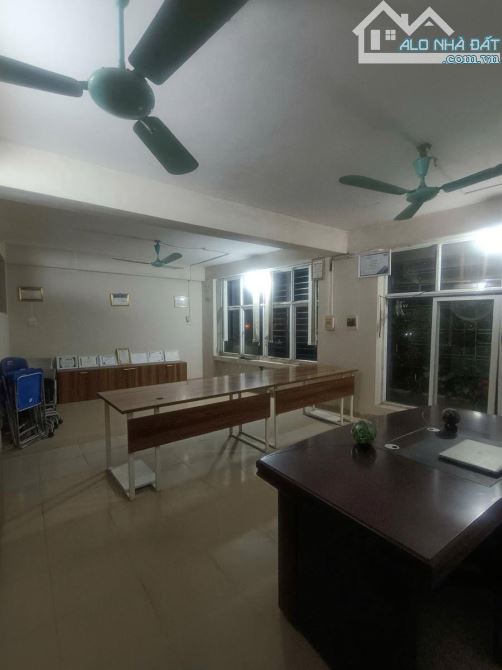 Bán đất tặng nhà 6 tầng,DT 75m2, dân xây chắc chắn, có ô chờ thang máy, cách phố 10m - 6