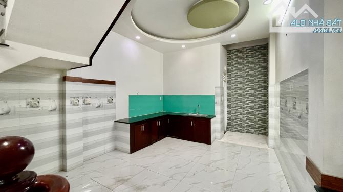 Cho thuê nhà 4x18 đúc 3lầu st 5pn 5wc - khu phân lô - 6