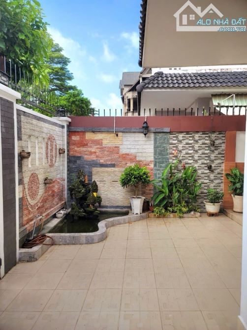 TRUNG TÂM QUẬN 9- BIỆT THỰ SÁT GLOBAL CITY -168M2( 8mx21m) - 3 TẦNG - 6