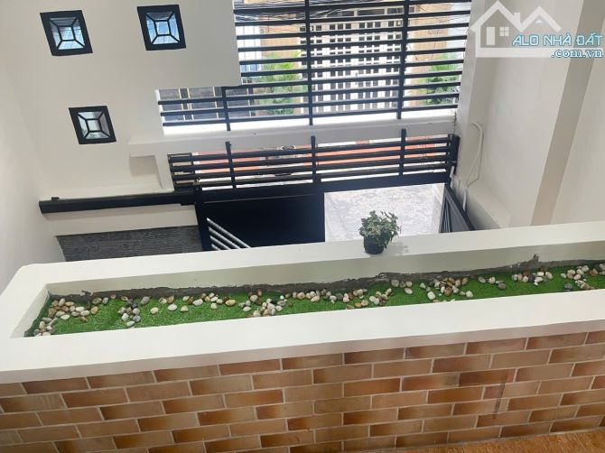 Bán gấp nhà riên hẻm nhựa 7m thông. 5 tầng 4x17. Khu V.I.P Bàu Cát Tân Bình. Chỉ 11,9 - 6