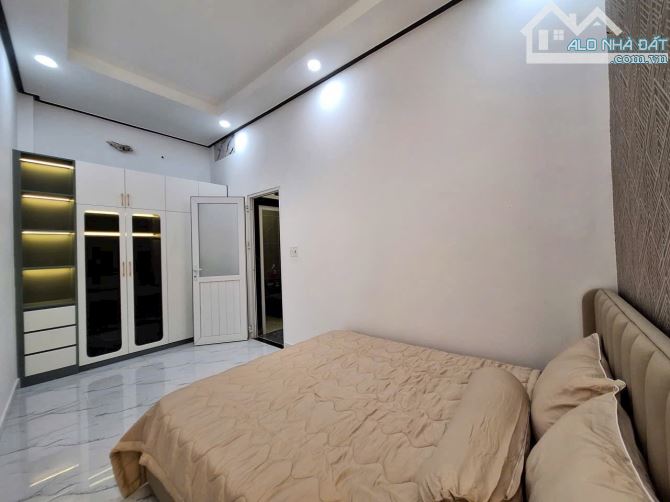 Nhà 2 lầu ( 4 Phòng Ngủ - Sân oto ) kinh doanh buôn bán , TX25 Q12 - 7