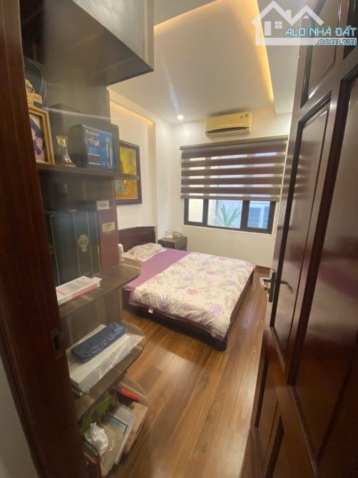 Bán nhà phố Cầu Giấy - 1 nhà ra ô tô - dt: 37m2. Nhà 3 tầng - giá chỉ: 9,3 tỷ - 7