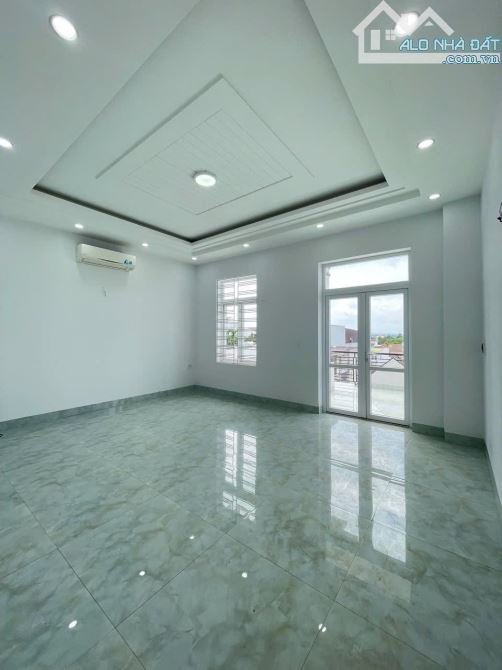 NHÀ 1 TRỆT 3 MÊ + TẦNG HẦM ĐƯỜNG LÝ CHÍNH THẮNG - KHU METRO - 7