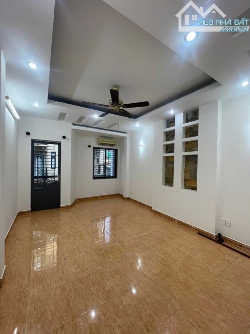 Bán gấp nhà riên hẻm nhựa 7m thông. 5 tầng 4x17. Khu V.I.P Bàu Cát Tân Bình. Chỉ 11,9 - 7