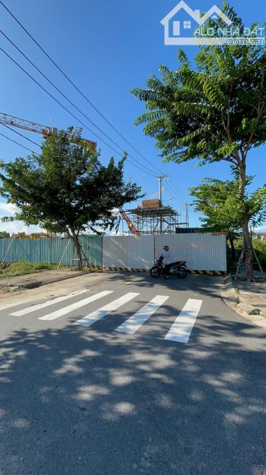 Lô góc 243m2 nở hậu - Giá chỉ nhỉnh 50tr/m2 - Gần 2 tòa căn hộ 22 tầng của Sun Group - 8
