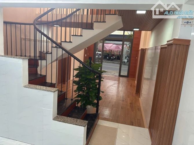 SIÊU HÓT NHÀ 2 TẦNG MẶT TIỀN TÔN ĐẢN MỚI ĐẸP GẦN BXE DT 70M2 NGANG 3.5M CHỈ 5.2 TỶ - 8