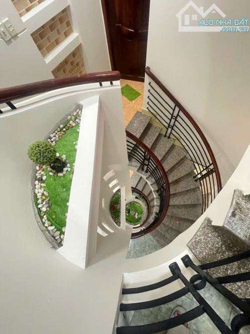 Bán gấp nhà riên hẻm nhựa 7m thông. 5 tầng 4x17. Khu V.I.P Bàu Cát Tân Bình. Chỉ 11,9 - 8