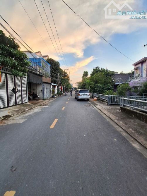 Nhà 2 lầu ( 4 Phòng Ngủ - Sân oto ) kinh doanh buôn bán , TX25 Q12 - 9